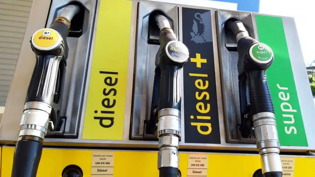 benzina più economica diesel più caro