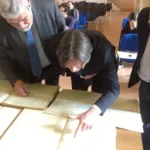 La pagella arriva sempre con un carico emotivo. Per i figli è giudizio. Per i padri è un banco di prova. La reazione conta più dei voti.