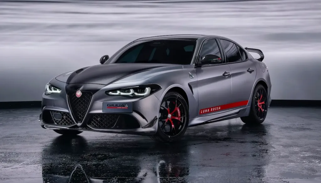Solo 10 esemplari al mondo: la Giulia Luna Rossa conquista strada e pista La Giulia Quadrifoglio Luna Rossa non è una berlina qualunque.