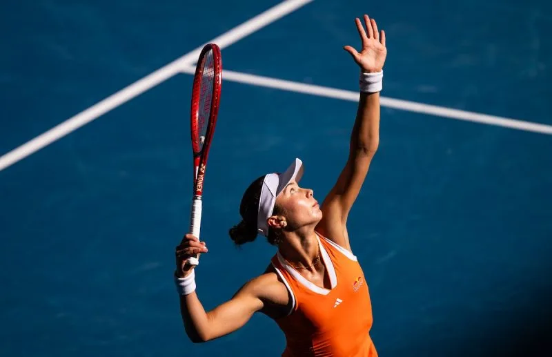 In questo momento è impegnata nei quarti di finale femminili agli Australian Open 2026 contro la Sabalenka, ma lei, Iva Jovic, aveva già fatto parlare di sè come astro nascente del tennis mondiale.