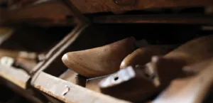 Dal 1880, quando tre fratelli – John, William e Thomas – decisero di fondare l'azienda, Loake rappresenta un punto di riferimento nella produzione di calzature tradizionali britanniche.