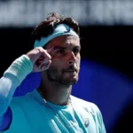 Lorenzo Musetti avanza ai quarti di finale degli Australian Open 2026 battendo Taylor Fritz 6-2, 7-5, 6-4, centrando i primi quarti nella sua carriera a Melbourne.