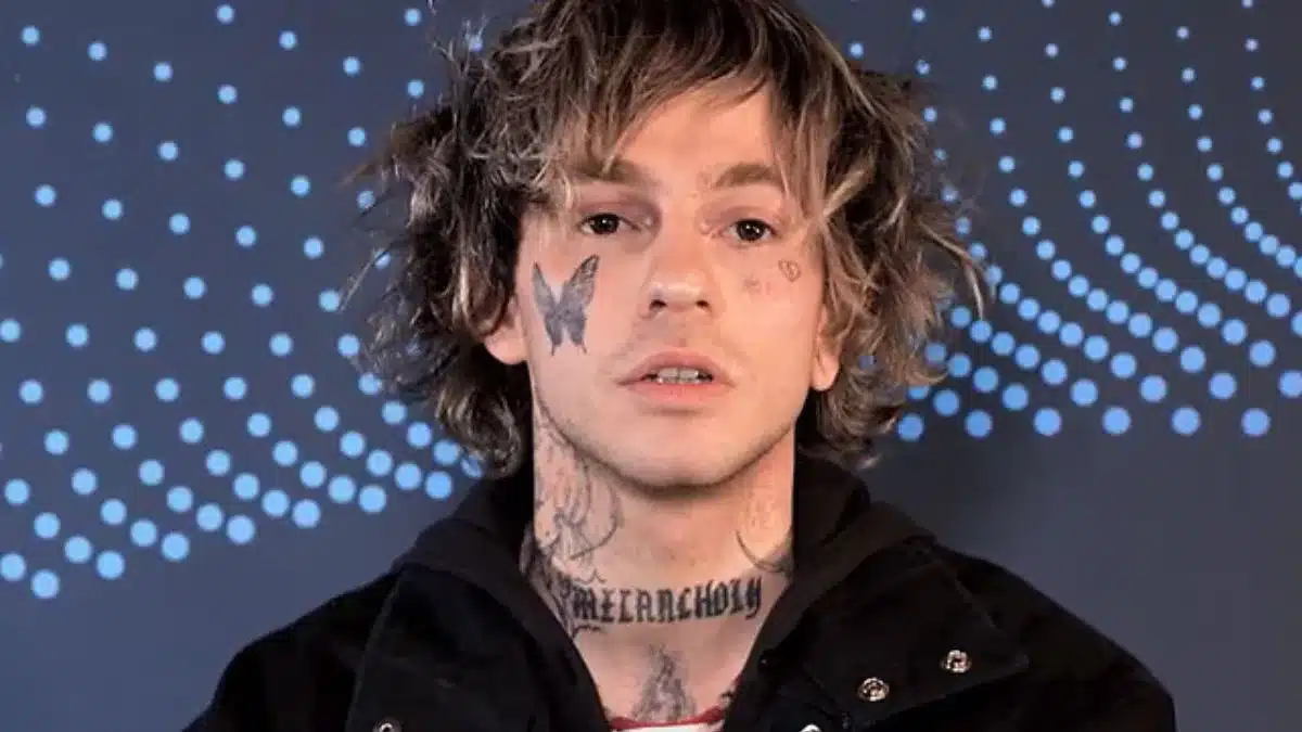 Chiello, nome d'arte di Christian De Benedetto, è uno dei 30 Big in gara alla 76ª edizione di Sanremo 2026 con il brano inedito Brilla