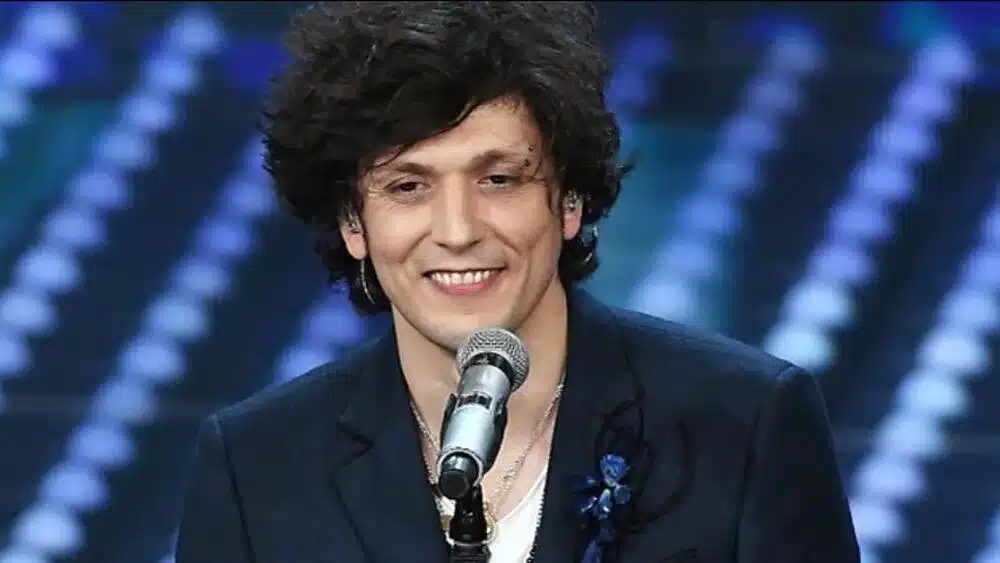 Ermal Meta è uno dei cantautori italiani più riconosciuti e apprezzati nell’ultimo decennio; nato a Fier, in Albania, e cresciuto a Bari, ha costruito una carriera solida tra testi intensi e melodie capaci di collegare il pop mainstream a contenuti profondi.