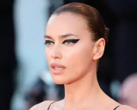 Irina Shayk, icona supermodella russa, debutta sul palco di Sanremo 2026 come co-conduttrice della terza serata, giovedì 26 febbraio, al fianco di Carlo Conti e Laura Pausini.
