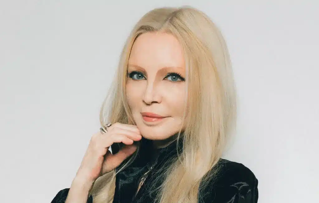 Patty Pravo, all’anagrafe Nicoletta Strambelli, è una delle icone più celebri della canzone italiana; con una carriera che supera i 60 anni e oltre 120 milioni di dischi venduti nel mondo, ha attraversato decenni di musica pop con stile, innovazione e una cifra artistica unica.