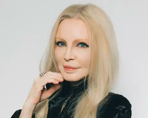 Patty Pravo, all’anagrafe Nicoletta Strambelli, è una delle icone più celebri della canzone italiana; con una carriera che supera i 60 anni e oltre 120 milioni di dischi venduti nel mondo, ha attraversato decenni di musica pop con stile, innovazione e una cifra artistica unica.