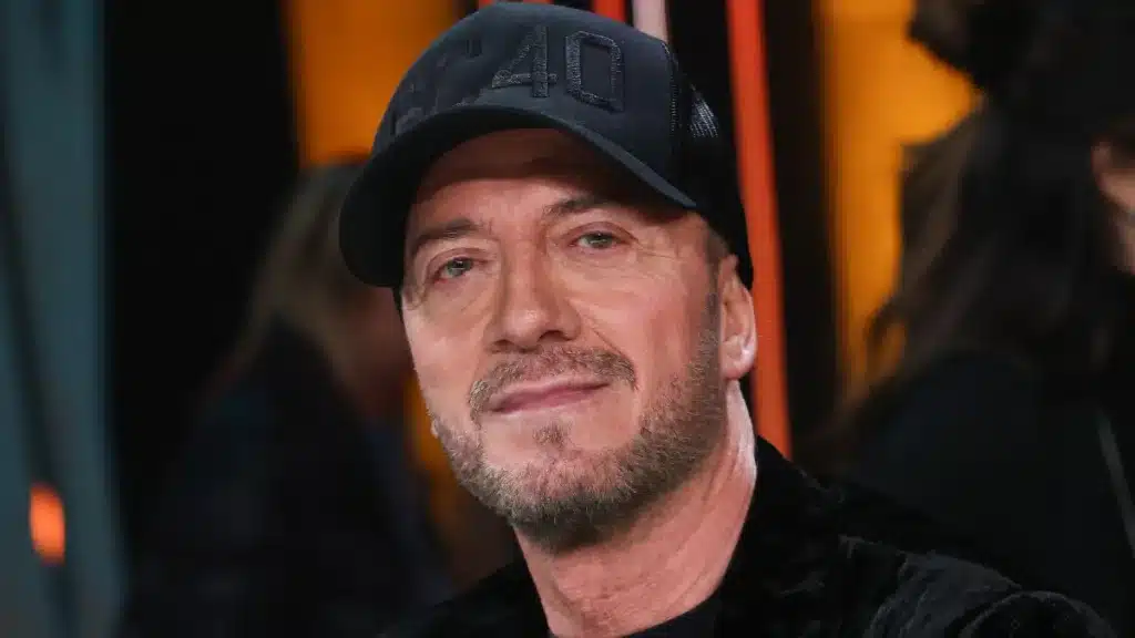 Raf, al secolo Raffaele Riefoli, è una figura storica della musica italiana con una carriera che supera i quarant’anni e decine di successi popolari.