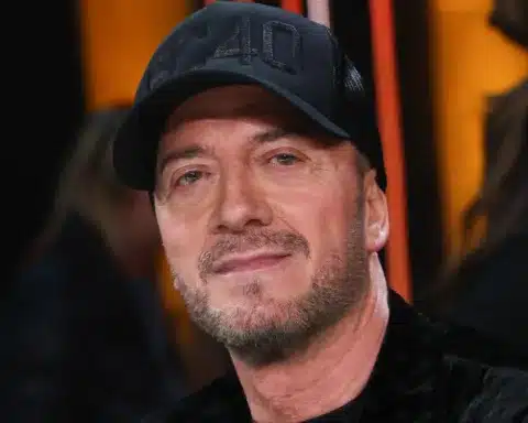 Raf, al secolo Raffaele Riefoli, è una figura storica della musica italiana con una carriera che supera i quarant’anni e decine di successi popolari.