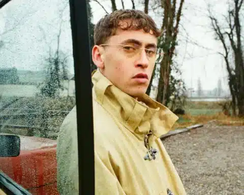 Tredici Pietro è uno dei nomi più chiacchierati tra i Big in gara al Festival di Sanremo 2026; al secolo Pietro Morandi, è un rapper e cantautore italiano classe 1997, noto per il suo mix di hip‑hop, R’n’B e pop cantautorale.