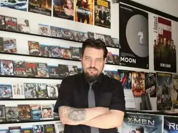 Livorno piange Federico Frusciante, critico cinematografico e icona del Videodrome, scomparso a 52 anni per un malore nella sua abitazione di via San Carlo