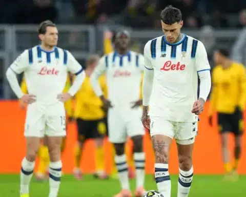 Serata amarissima per il calcio italiano in UEFA Champions League. Dopo il tracollo della Juventus a Istanbul, cade anche l’Atalanta, sconfitta 2-0 al Signal Iduna Park dal Borussia Dortmund nell’andata dei playoff.