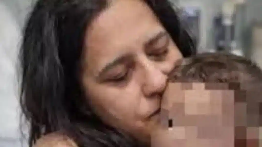 Napoli piange, l'Italia intera è in ginocchio. Il piccolo Domenico, il bimbo di appena due anni che ha commosso il cuore di una nazione con la sua lotta contro una malattia feroce, ci ha lasciati questa mattina all'Ospedale Monaldi.