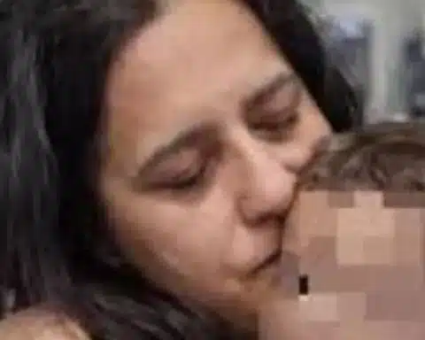 Napoli piange, l'Italia intera è in ginocchio. Il piccolo Domenico, il bimbo di appena due anni che ha commosso il cuore di una nazione con la sua lotta contro una malattia feroce, ci ha lasciati questa mattina all'Ospedale Monaldi.