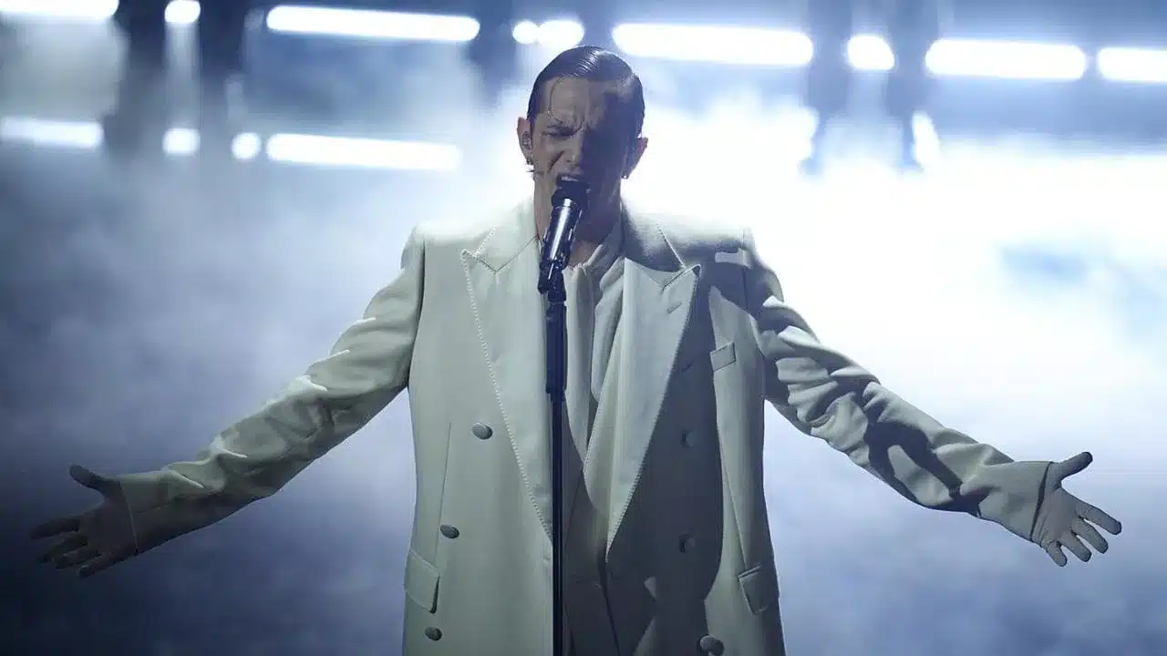 Al centro della scena, Achille Lauro, protagonista di un omaggio intenso e composto alle vittime della tragedia di Crans-Montana, che ha portato il pubblico alla standing ovation.