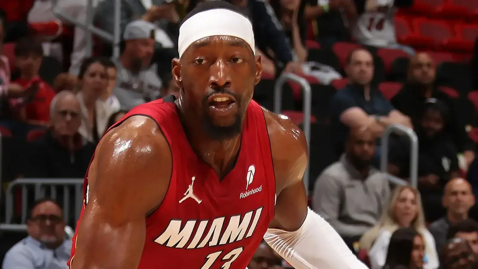 Bam Adebayo, il gigante dei Miami Heat, ha siglato 83 punti contro i Washington Wizards, vincendo 150-129 e diventando il secondo miglior marcatore di sempre in una singola partita NBA.