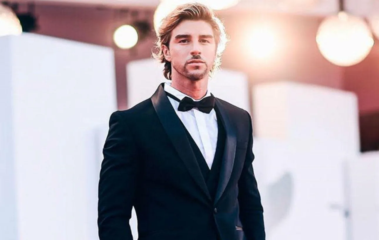 Andrea nasce il 9 marzo 1990 a Gela, comune siciliano affacciato sul Mediterraneo, ma è nel cuore pulsante di Verona che trova la sua identità.