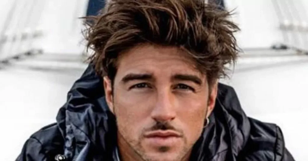 Andrea nasce il 9 marzo 1990 a Gela, comune siciliano affacciato sul Mediterraneo, ma è nel cuore pulsante di Verona che trova la sua identità. 