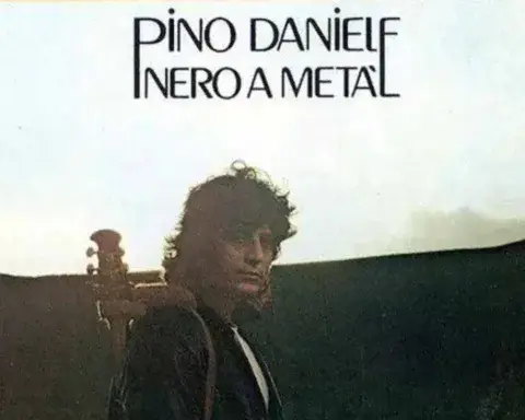 Nero a Metà di Pino Daniele non era solo musica: era una dichiarazione d'identità, una rivoluzione silenziosa nata tra i vicoli di Napoli e destinata a risuonare in tutta Italia e oltre.