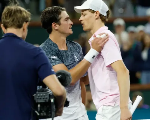 Indian Wells, California – Jannik Sinner non si ferma più. Il fenomeno altoatesino, numero 1 ATP, demolisce Joao Fonseca al terzo turno del BNP Paribas Open con un secco 6-3, 6-1 in 72 minuti netti.