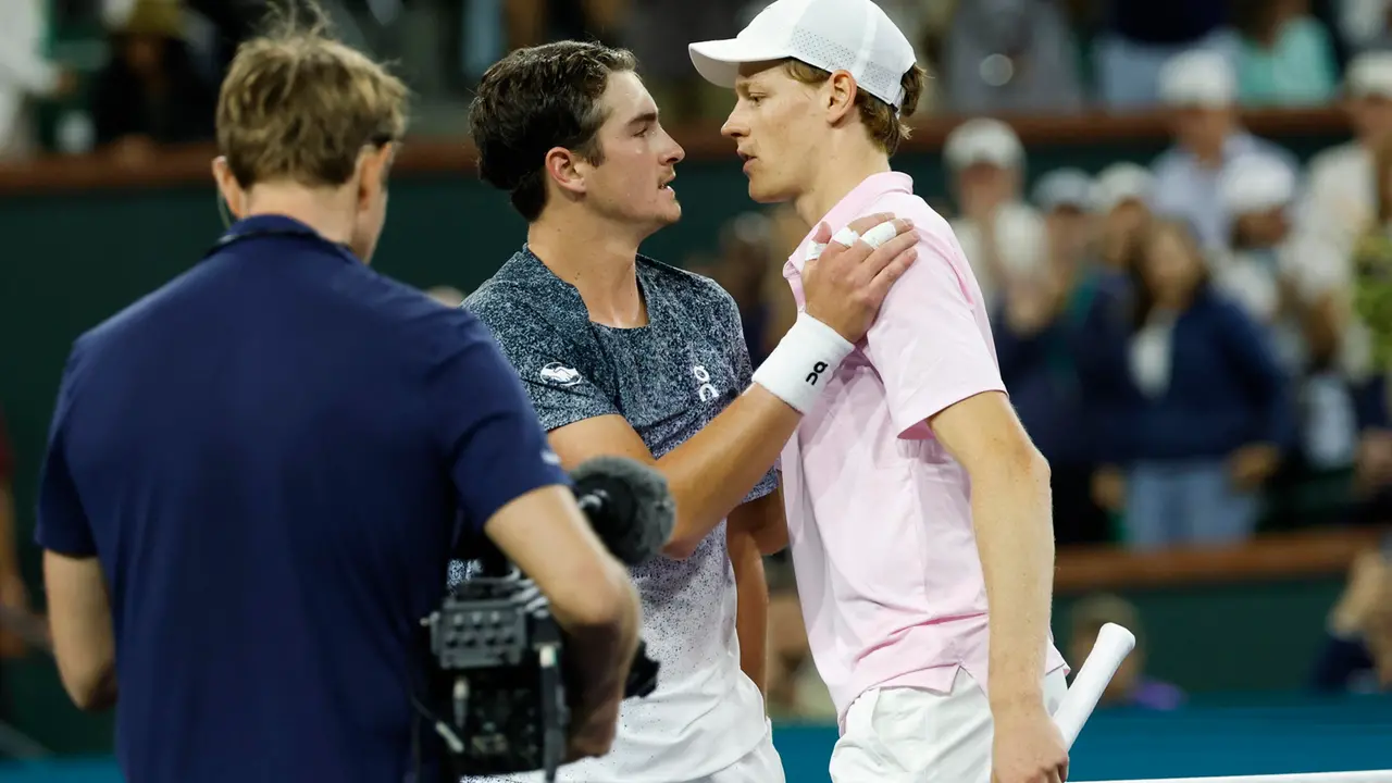Indian Wells, California – Jannik Sinner non si ferma più. Il fenomeno altoatesino, numero 1 ATP, demolisce Joao Fonseca al terzo turno del BNP Paribas Open con un secco 6-3, 6-1 in 72 minuti netti.