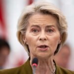 La presidente della Commissione Ue Ursula Von der Leyen ha tracciato un quadro chiaro nell’ultimo discorso all’Europarlamento: la guerra in Iran e le tensioni nel Golfo Persico stanno costando all’Unione circa 500 milioni di euro al giorno in più per le importazioni di gas e petrolio, senza che questo extra porti un singolo atomo di energia aggiuntiva in più alla rete.