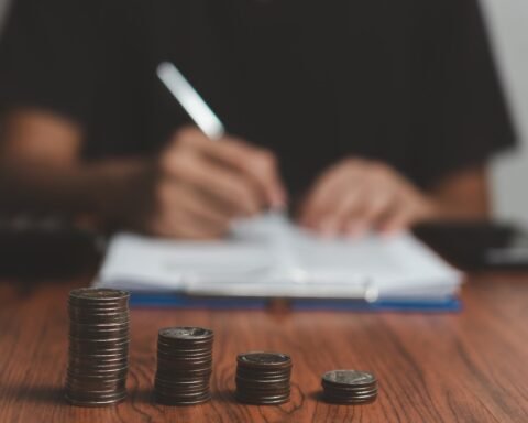 Uscire dai debiti è una sfida concreta per molti uomini italiani con uno stipendio medio, ma nel 2026 esiste un metodo legale e accessibile: la procedura di sovraindebitamento prevista dal Codice della Crisi d'Impresa e dell'Insolvenza (CCII).