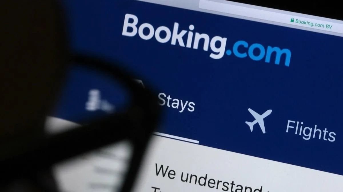 Le email truffaldine che imitano Booking.com stanno aumentando, soprattutto con l'arrivo della stagione estiva e le prenotazioni vacanze. Ecco come riconoscerle e proteggersi per viaggiare sereni.
