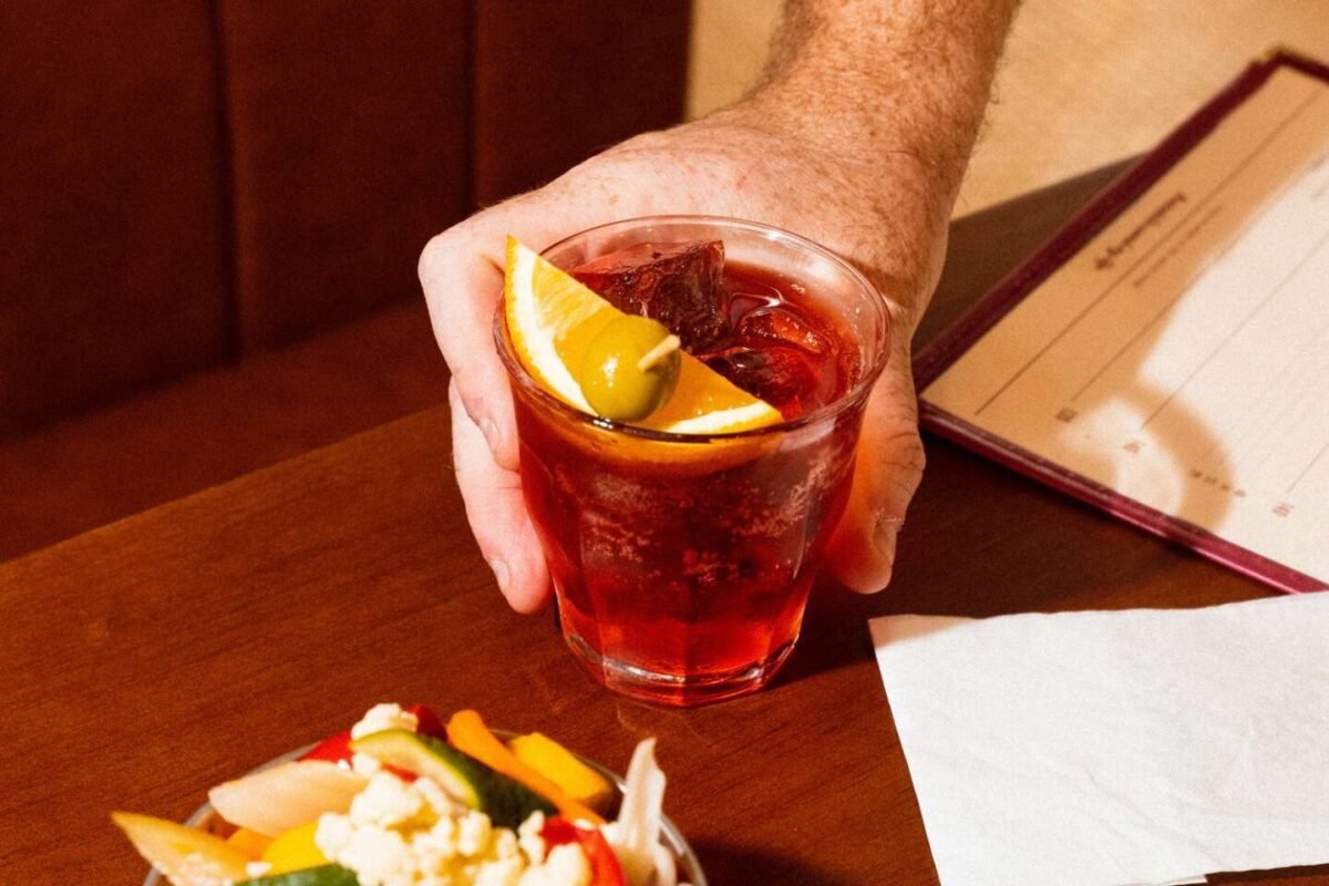 I 10 Cocktail Più Bevuti al Mondo nel 2026: Scopri i Classici che Dominano i Bar Globali!