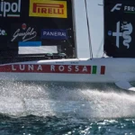 Un match race perfetto nel Golfo degli Angeli consegna all'equipaggio Senior di Luna Rossa le Preliminary Regattas. I monoscafi AC40 volano sull'acqua sarda a oltre 40 nodi, mentre New Zealand si arrende allo strapotere azzurro. Prossima fermata: Napoli.