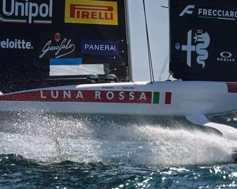 Un match race perfetto nel Golfo degli Angeli consegna all'equipaggio Senior di Luna Rossa le Preliminary Regattas. I monoscafi AC40 volano sull'acqua sarda a oltre 40 nodi, mentre New Zealand si arrende allo strapotere azzurro. Prossima fermata: Napoli.