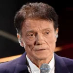 Oggi, 3 maggio 2026, Massimo Ranieri spegne 75 candeline. Ma parlare di "traguardo" o di "vecchiaia" con lui appare quasi ridicolo. Ranieri non invecchia, si evolve.