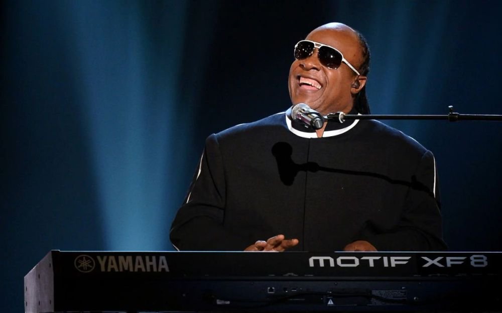 Oggi, Stevie Wonder spegne 76 candeline: un compleanno che non è solo un traguardo anagrafico, ma la celebrazione dell’uomo che ha ridefinito i confini del Soul, del Funk e della libertà civile.