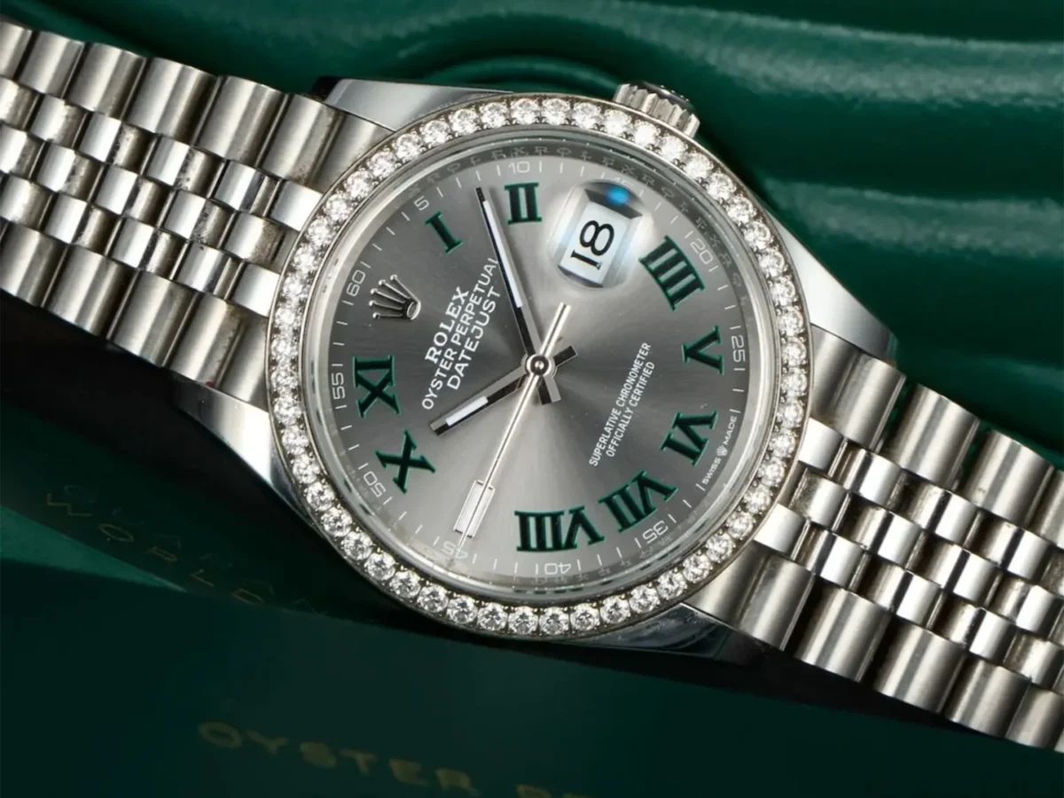 Esistono orologi che segnano il tempo e orologi che segnano un’epoca. Il Rolex Datejust con quadrante definito "Wimbledon" appartiene senza dubbio alla seconda categoria.