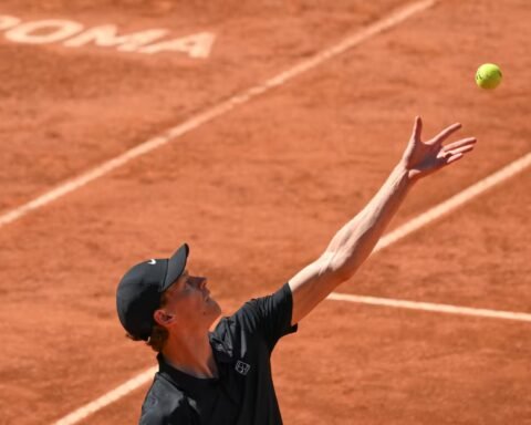 Cinquanta anni dopo Adriano Panatta, il tennis italiano torna sul trono del Foro Italico. E questa volta il protagonista è Jannik Sinner, numero uno del mondo, uomo simbolo di una nuova era sportiva italiana.