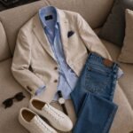 Un blazer chiaro, una camicia azzurro cielo, un denim ben scelto e la certezza di sentirsi a proprio agio in ogni situazione.