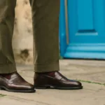 In questo articolo dello Speciale Pitti Uomo 110, la redazione di MondoUomo.it celebra Loake, icona del menswear che dal 1880 custodisce la grande tradizione calzaturiera britannica