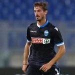 La storia di Marios Oikonomou, il calciatore greco morto dopo un incidente in scooter. Tra Bologna, Cagliari e Sampdoria ha costruito la sua vita lontano da casa. Oggi la Grecia piange un figlio prematuramente strappato ai suoi